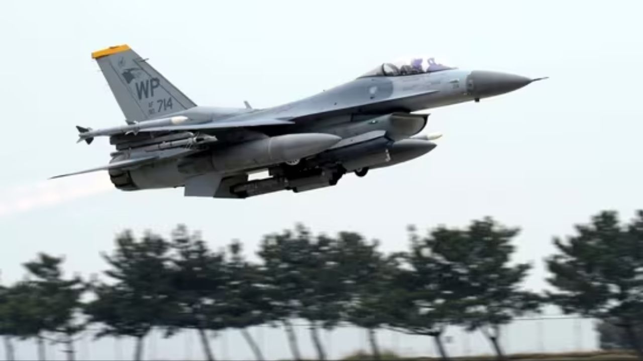 US Pilot Safely Ejects as F-16 Crashes in South Korean Waters